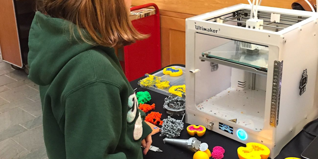 Student watching Ultimaker 3